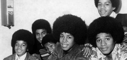 Michael Jackson y sus hermanos en 1972 cuando formaron el grupo Jackson five. El pequeño Michael, a la izquierda, se convirtió en una estrella infantil