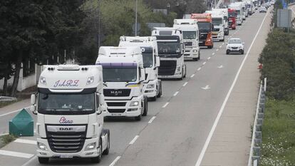Camioneros protestan en Zaragoza en la huelga de transportistas de marzo de 2022.