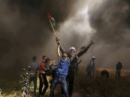 Manifestantes palestinos en la frontera de la franja de Gaza con Israel, en abril de 2018.