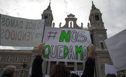 Uno de los vecinos afectados por Fusara porta una pancarta durante una manifestación en los alrededores de la catedral de La Almudena en 2020. 