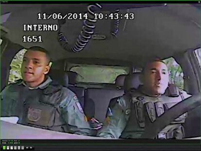 Imagen del vídeo de dos policías acusados de ejecutar a dos chicos.
