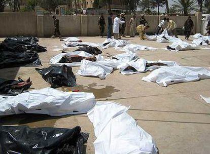 Los cadáveres de las víctimas del atentado de Baquba, cubiertos con bolsas, en el patio del hospital de la ciudad.