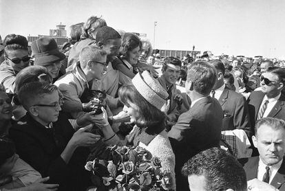 22 de noviembre de 1963. Decenas de personas reciben en el aeropuerto de Dallas al presidente Kennedy a su mujer Jacqueline.