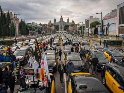 Una multitud de taxista se concentra este jueves en el centro de Barcelona para protestar contra las plataformas Free Now, Uber, Cabify y Bolt.
