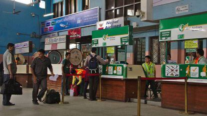 Mostradores de facturación de Yeti Airlines en el aeropuerto de Kathmandu