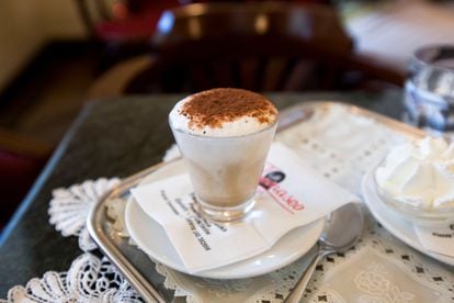 Un café capuchino en el Caffè Tommaseo de Trieste (Italia).