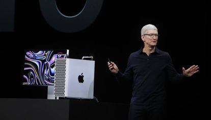 El director general de Apple, Tim Cook, habla sobre el MacBook Pro en la conferencia de desarrolladores celebrada en San José (California).