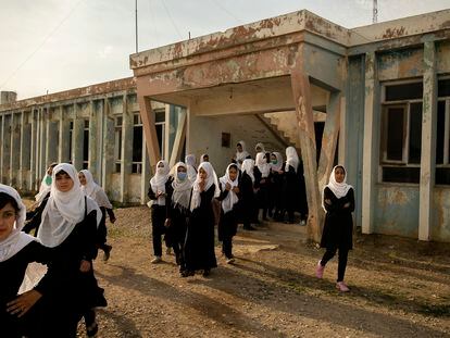 La fotógrafa Kiana Hayeri salió de Afganistán rumbo a Doha el 15 de agosto, después de trabajar durante siete años en este país. Centrada en la situación de las mujeres y los niños afganos, esta imagen la tomó el 5 de mayo pasado en la escuela femenina Marshal Dostum, en Sheberghan. Esta ciudad fue tomada por los talibanes el 6 de agosto.