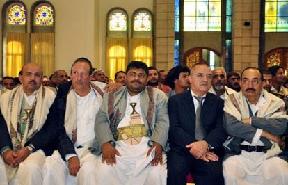 El presidente del Consejo transitorio Mohammed Ali al Huti (al centro) asiste a una reuni&oacute;n tras el anuncio de la disoluci&oacute;n del Parlamento.
