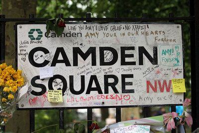 Flores y escritos en Camden Square.