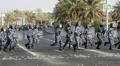 Policías antidisturbios durante las protestas que hoy han sacudido Kuwait.