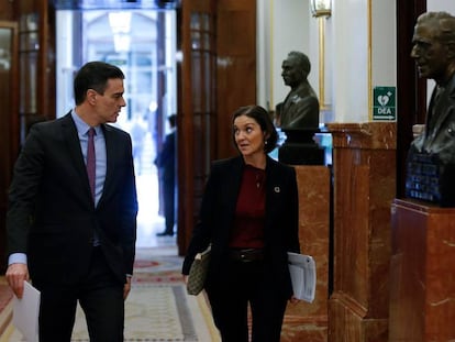 GRAF7406. MADRID, 29/04/2020.- El presidente del Gobierno, Pedro Sánchez (i) conversa con la ministra de Industria, Turismo y Comercio, Reyes Maroto a su llegada al pleno de control al Ejecutivo celebrada este miércoles después de que el Consejo de Ministros aprobara este martes el llamado