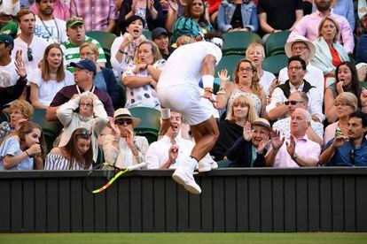 Nadal salta la valla de protección durante el partido contra Del Potro en Wimbledon.