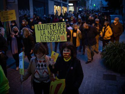 Varias personas protestan con carteles defendiendo el catalán, frente a la escuela Turó del Drac, el pasado a 10 de diciembre, en Canet de Mar (Barcelona).