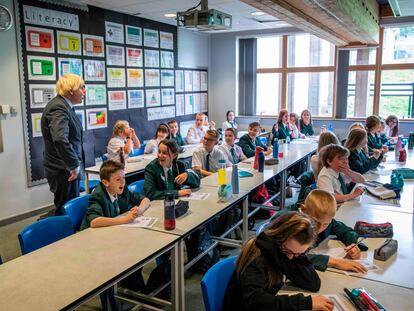 El primer ministro británico, Boris Johnson, visita una escuela en Castle Rock (Inglaterra), este miércoles.