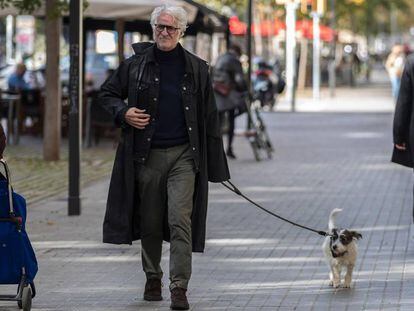 Gallardo (con gabardina y con su perrita Cala), a diferencia de Rubianes, sí tiene algo de Tintín.