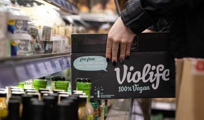 Una trabajadora coloca productos en una tienda vegana en Londres.