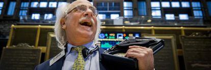 Este caballero se llama Peter Tuchman y es trader en el NYSE, la Bolsa de Nueva York. 