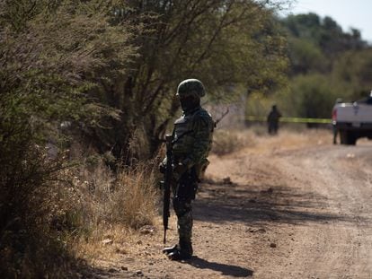 Un militar resguarda el lugar donde fueron asesinadas dos personas en Zacatecas, en diciembre de 2022.