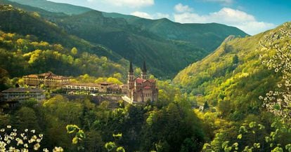 El santuario de Covadonga es el segundo centro religioso m&aacute;s visitado de Espa&ntilde;a; espera 1,2 millones de visitas este 2018 por su centenario.