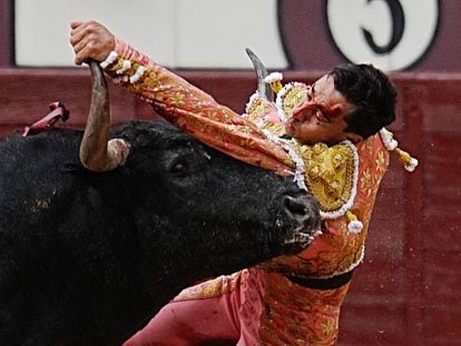 Una de las volteretas sufridas por Paco Ureña en el primer toro de la tarde.