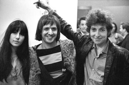 Durante 1965 se vivió una reivindicación del sonido Dylan. The Byrds colocaron en el número uno de ventas en Estados Unidos una versión 'folk-rock' de 'Mr. Tambourine Man', los Turtles triunfaban con un disco de debú donde adaptaban 'It Ain’t Me Babe' o 'Like a Rolling Ston'e, y Cher lanzaba su primer disco en solitario con hasta tres reinterpretaciones del repertorio dylaniano: 'All I Really Want to Do', 'Don’t Think Twice', 'It’s Alright' y 'Blowing In The Wind'. En la imagen, Dylan en 1965 bromeando con Cher y Sonny Bono, entonces pareja de la cantante y productor del disco.