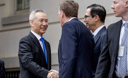 Foto de la última reunión entre China y EE Uu en mayo. El viceprimer ministro chino Liu He,saluda al secretario del Tesoro, Steve Mnuchin y al Representante de Comercio de Estados Unidos, Robert Lighthizer