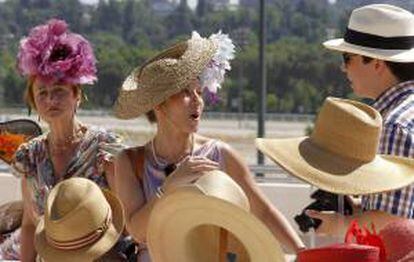 Fotografía de archivo de varias personas que asistieron al hipódromo de La Zarzuela de Madrid con motivo del II Festival del Sombrero de España, una iniciativa de la Asociación de Sombreros que pretende acercar su sector al mundo de las carreras de caballos, a imagen de la tradicional cita londinense de Royal Ascot. EFE/Archivo