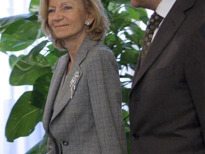 Elena Salgado y José Blanco, antes de su reunión de ayer.