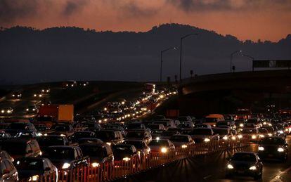 Atasco a la entrada del Oakland Bay Bridge.