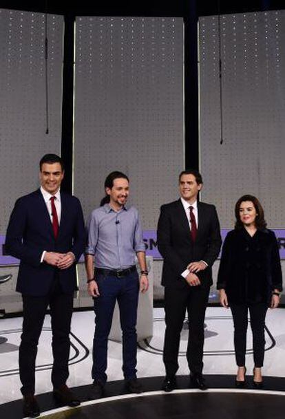 De izquierda a derecha, Pedro S&aacute;nchez, Pablo Iglesias, Albert Rivera y  Soraya S&aacute;enz de Santamar&iacute;a, minutos antes de participar en el debate electoral del 7 de diciembre.