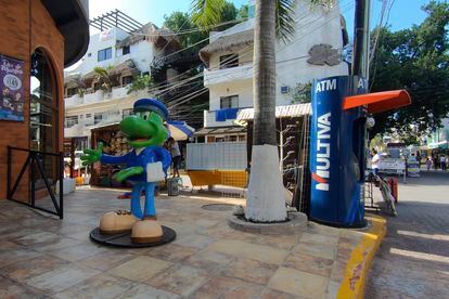 Uno de los cajeros afectados por la red de clonación de tarjetas, en Playa del Carmen (México), en junio.