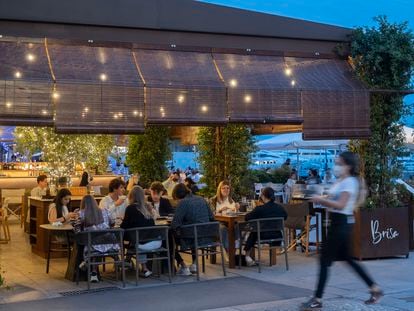 Terraza de un restaurante del puerto de Barcelona, en septiembre.