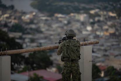 Desde las partes altas del barrio la Guacharaca personal militar vigila y protege el operativo desarrollado por la policía, con la ciudad de fondo, en Esmeraldas.