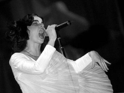 Björk, en su actuación en el Festival de Benicàssim en 1998.