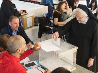 Tres monjas se disponen a votar en Santiago de Compostela.