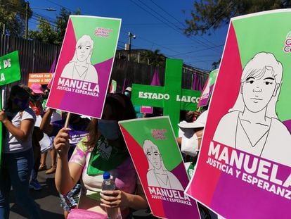 Mujeres salvadoreñas recuerdan y piden justicia por Manuela en la marcha del pasado 8 de marzo.