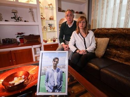Antonio García y Rosario Pérez, padres de Iván, posan junto a una foto suya en el salón de su domicilio en Carabanchel.