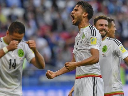 Diego Reyes celebra el gol de México frente a Portugal