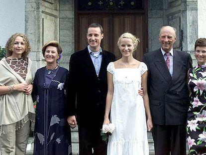La familia real noruega, reunida días antes de la boda del príncipe heredero, en 2001. De izquierda a derecha: Linda Taanevik, dama de honor del enlace; la reina Sonia; el príncipe Haakon; Mette-Marit; el rey Harald, y la princesa Marta Luisa.
