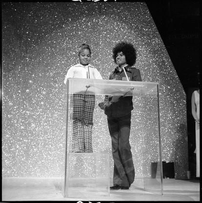 Michael Jackson, con su hermana Janet, en 1975. Ella también se convirtió en una estrella del pop, después de haber actuado en los años ochenta en la serie de televisión 'Mi amigo Arnold' y 'Serán famosos'.