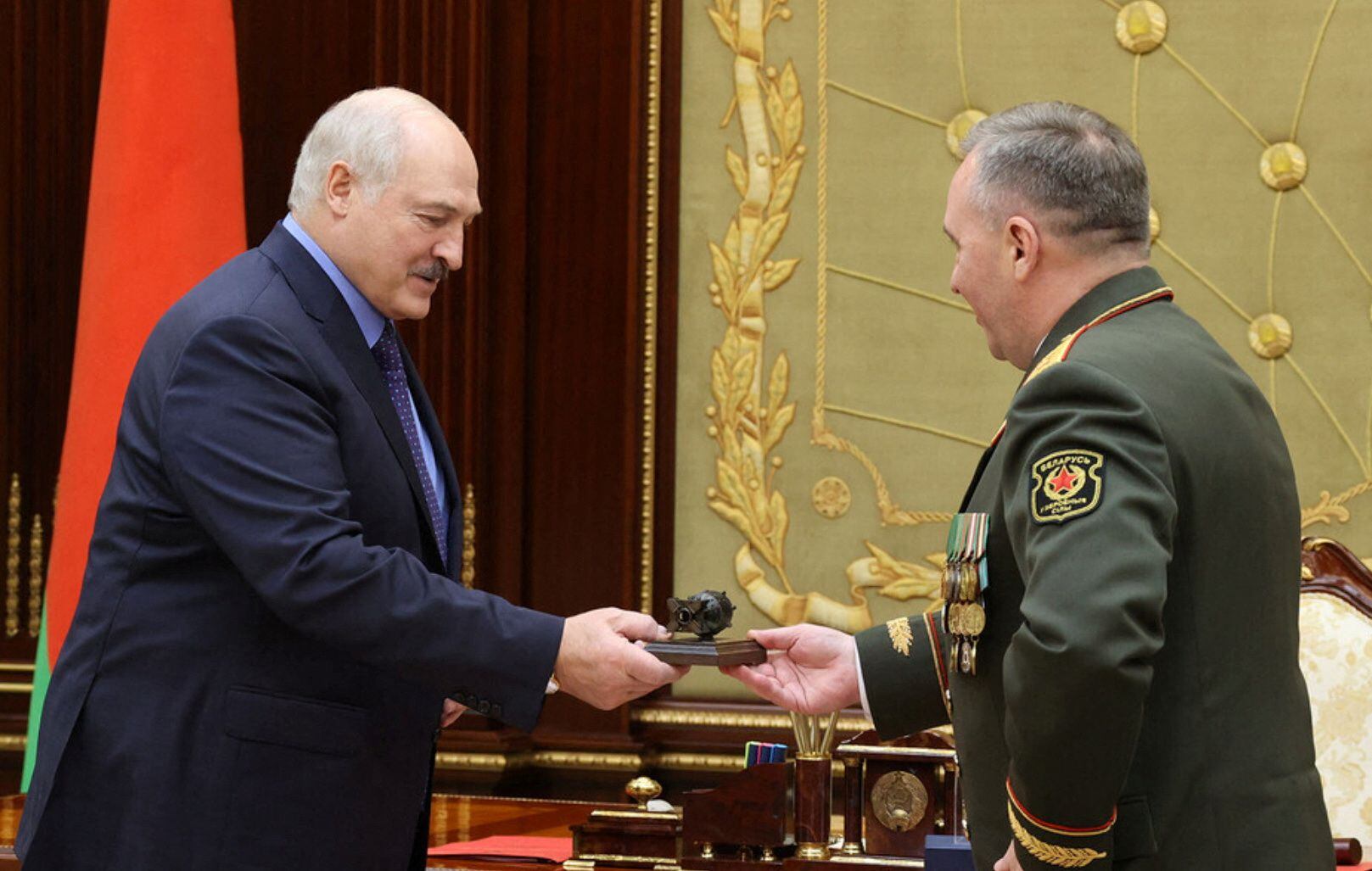 El presidente de Bielorrusia, Alexandr Lukashenko, con su ministro de Defensa, Víctor Jrenin, el martes.