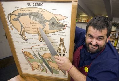 El cocinero David de Jorge bromea en el plató de Lasarte en que graba su programa.