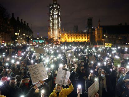 Miles de londinenses protestan por el asesinato de Sarah Everard, este domingo ante el Parlamento británico.