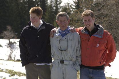 El príncipe está muy unido a sus hijos y comparte con ellos actividades como el esquí. 