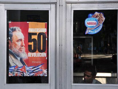 Cartel alusivo al 50º aniversario de la revolución en una tienda estatal de La Habana.