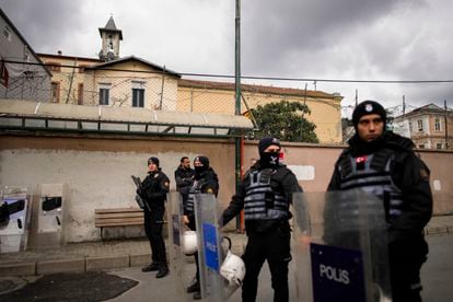 La policía turca en los alrededores de la iglesia de Estambul, donde se produjo el ataque este domingo. 
