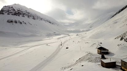 Los efectos del calentamiento se han convertido en un quebradero de cabeza para los habitantes de Longyearbyen (en la imagen). El cambio climático ya se ha cobrado sus primeras víctimas mortales. Desde 2015, varias personas han fallecido en Svalbard a causa de las avalanchas de nieve o los deslizamientos de tierra. 