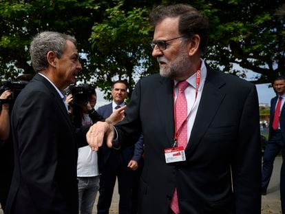 Los expresidentes del Gobierno Mariano Rajoy (a la derecha) y José Luis Rodriguez Zapatero, antes de participar en un curso de verano de la UIMP en Santander.