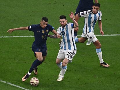 France's forward #10 Kylian Mbappe fights for the ball with Argentina's forward #10 Lionel Messi during the Qatar 2022 World Cup final football match between Argentina and France at Lusail Stadium in Lusail, north of Doha on December 18, 2022. (Photo by Jewel SAMAD / AFP)